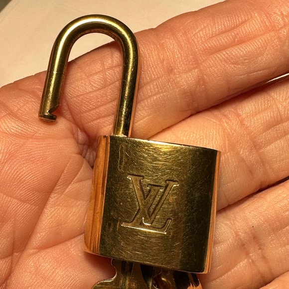 Louis Vuitton Lock & Key No. 316. Pre-2009 - Picture 3 of 8